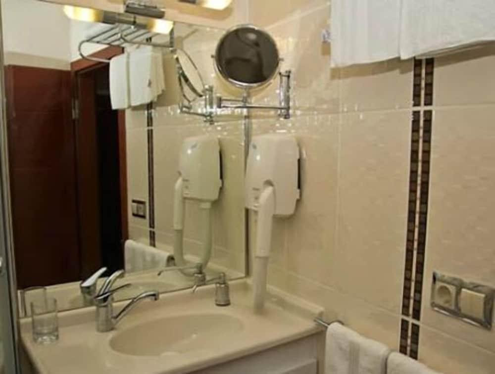 Karya Butik Otel - Bathroom