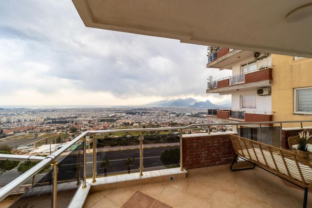 Apartment With Panoramic City View in Kepez - Room