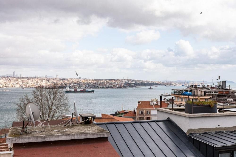 Cozy Flat With Dreamy Bosphorus View in Beyoglu - Featured Image