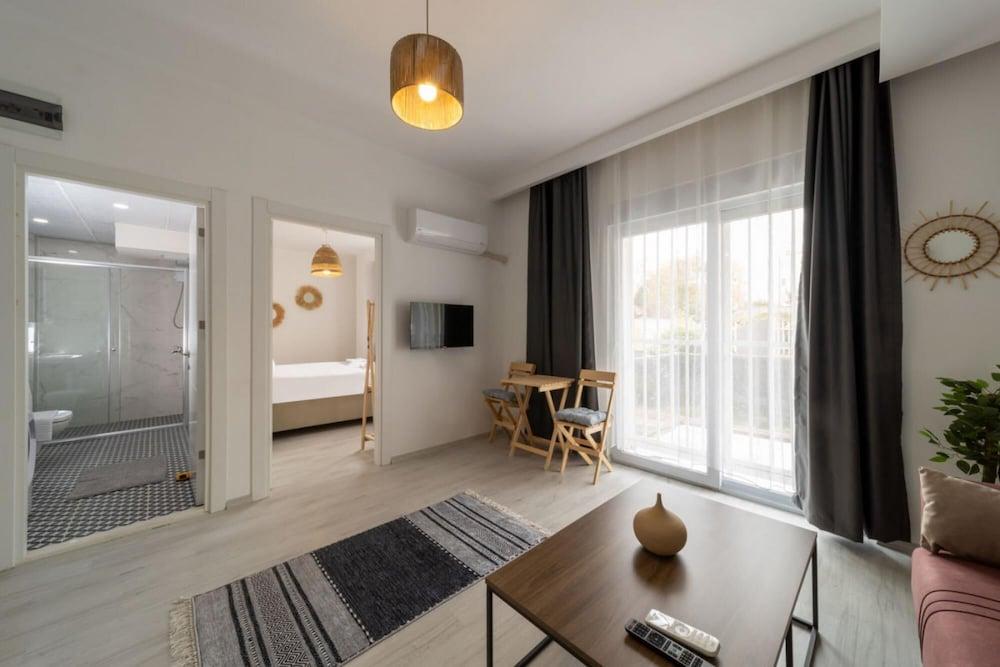 Comfortable Modern Flat With Balcony in Muratpasa - Room