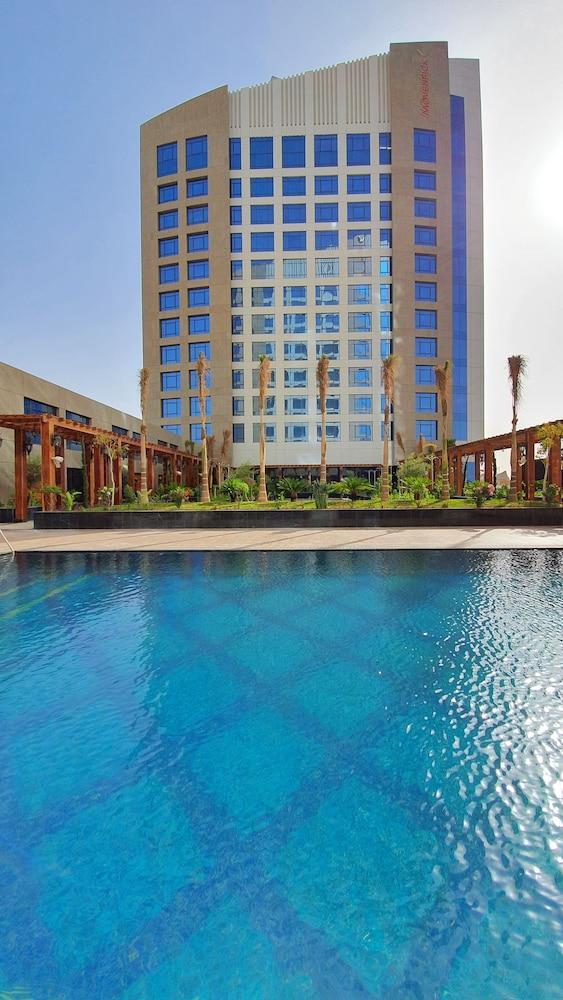 Movenpick Hotel And Residences Riyadh - Outdoor Pool