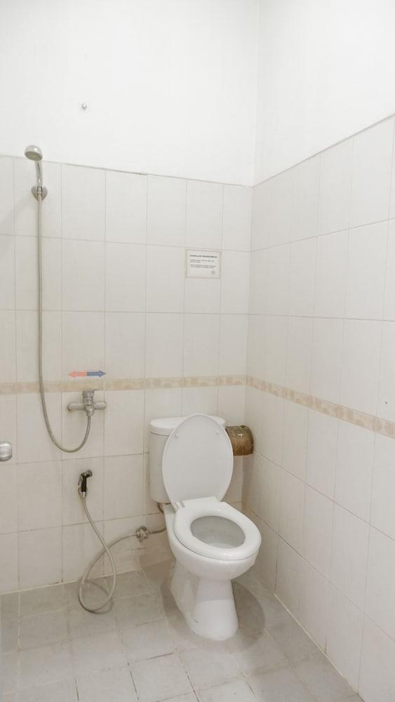 The Kirana Purnama Semarang - Bathroom