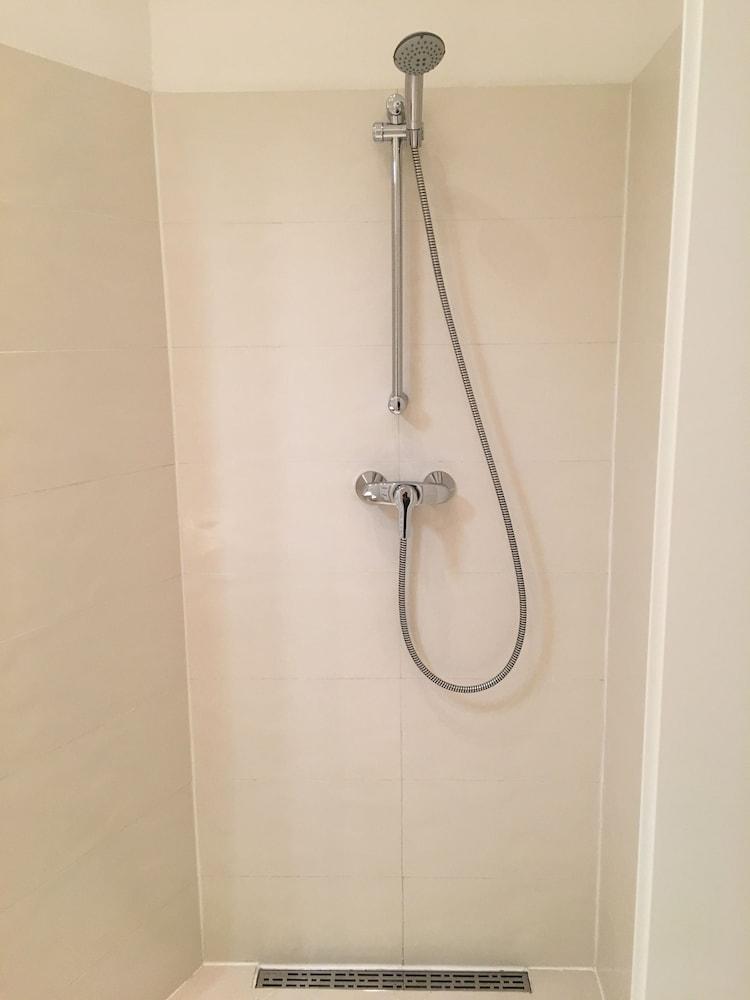 يونايتد هومز أبارتمنتس فيينا - Bathroom Shower