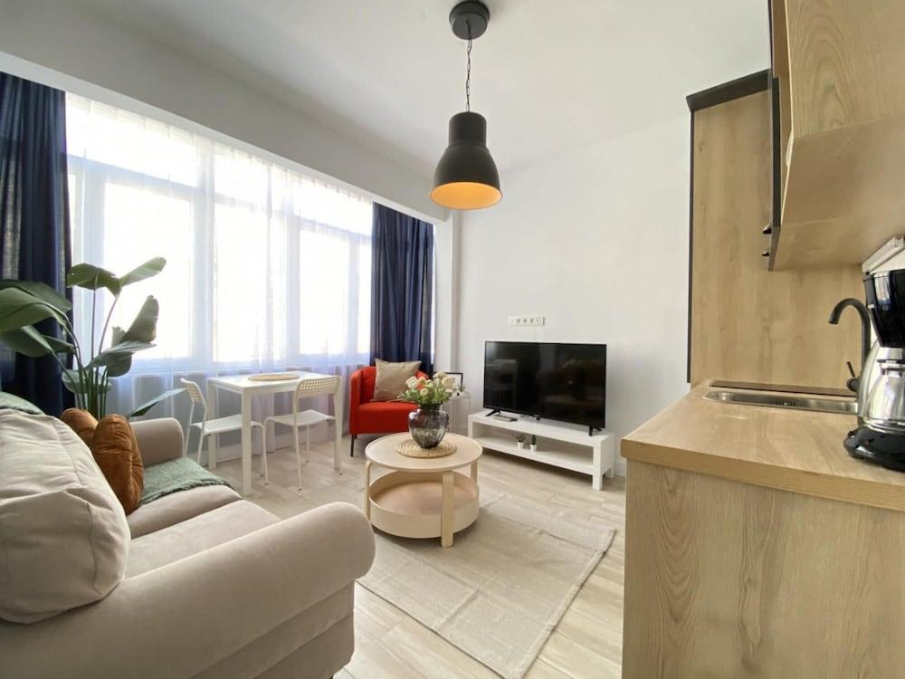 Central and Modern Flat in Cihangir - Room