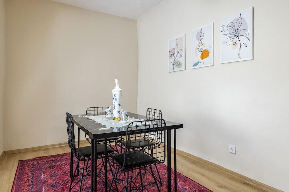 Superb Flat Close to Shooping Malls in Mecidiyekoy - Room