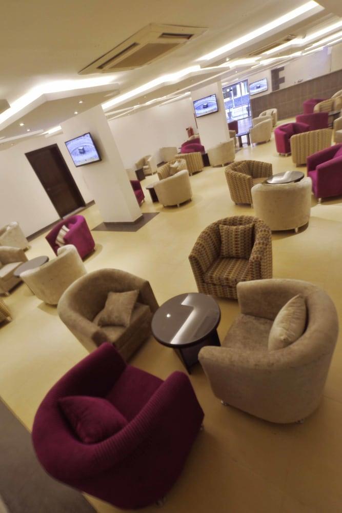 City suites - Lobby Sitting Area