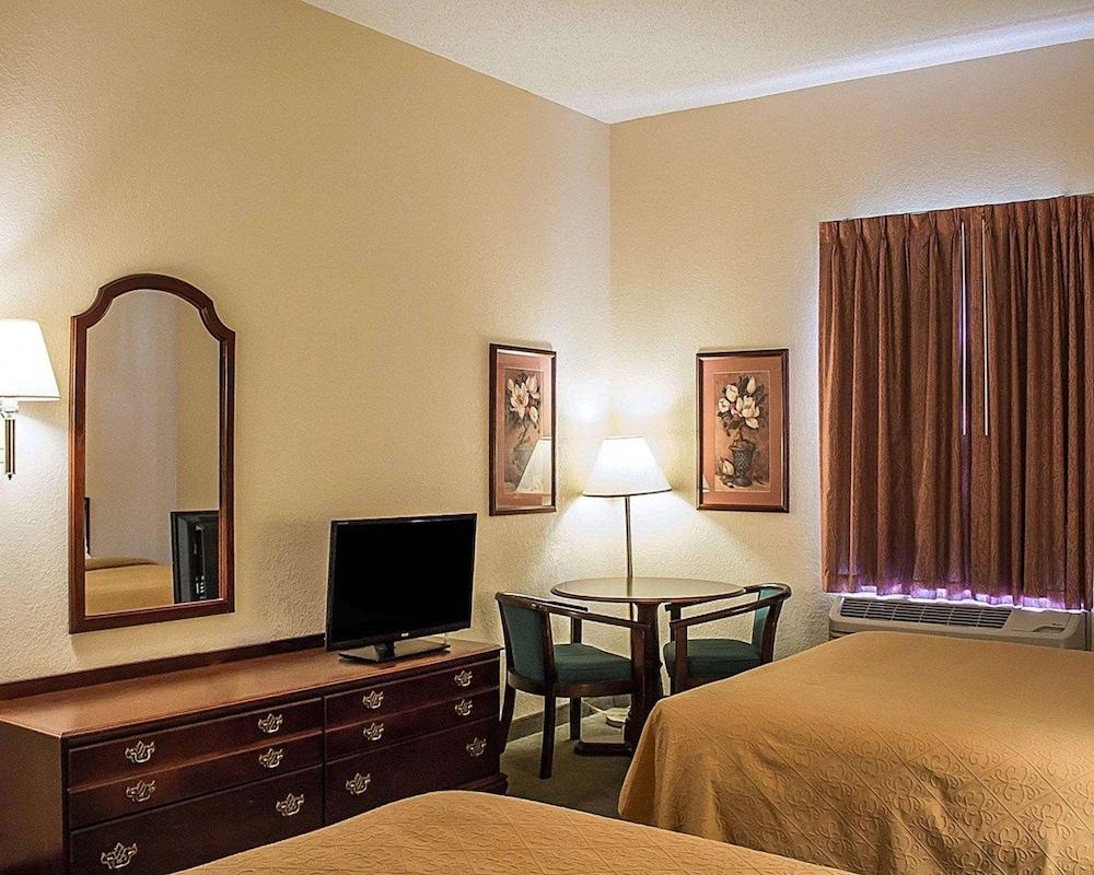 Quality Inn & Suites Bellville - Mansfield - Room