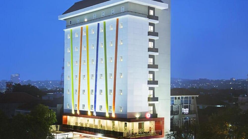 Amaris Hotel Simpang Lima - Exterior