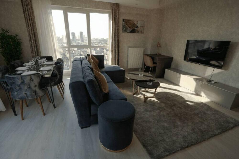 Stylish 2-bedroom Apartment Near Mall of Istanbul - Room