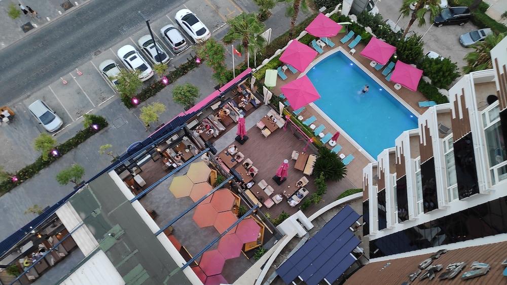 The Corner Park Hotel - Outdoor Pool