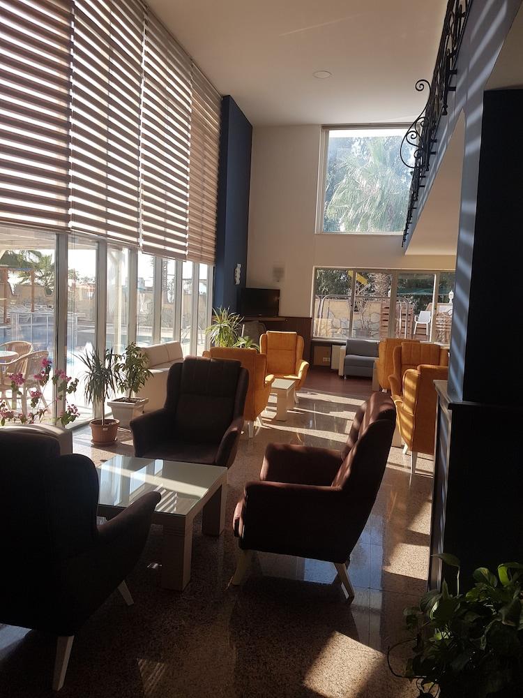 Acropol Beach Hotel - Lobby Sitting Area