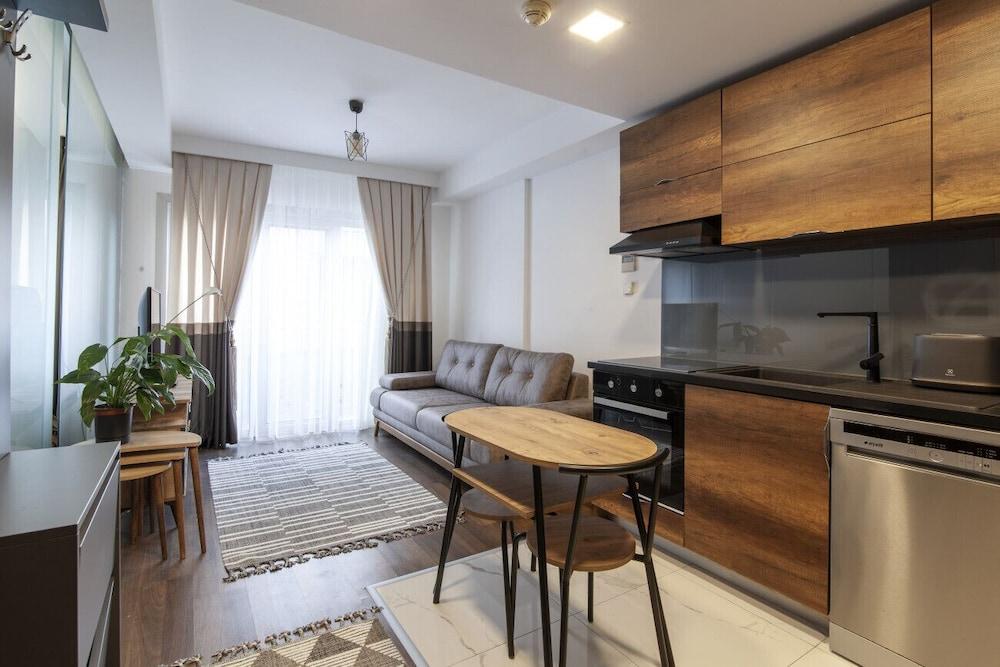 Residence Flat With Excellent Location in Sisli - Room
