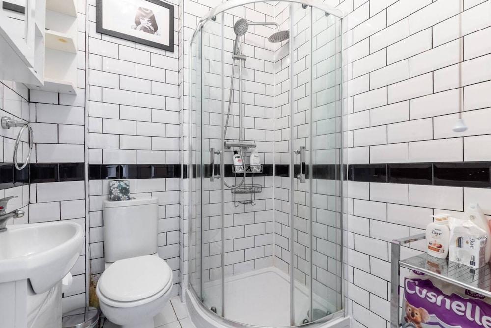 تشيرفول 1 بدروم فلات إن ذا هارت أوف نورث لندن - Bathroom
