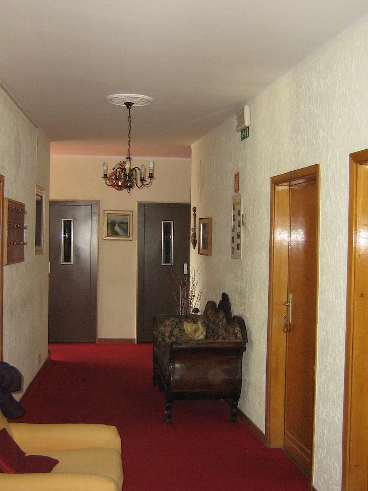 Hotel Garni Lux - Interior Entrance