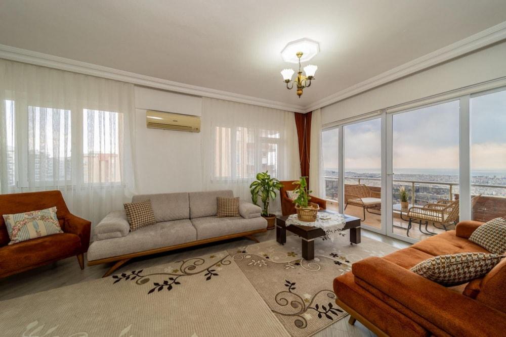 Apartment With Panoramic City View in Kepez - Room