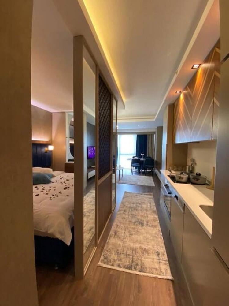 Stylish Suite - Near Mall of Istanbul - Room