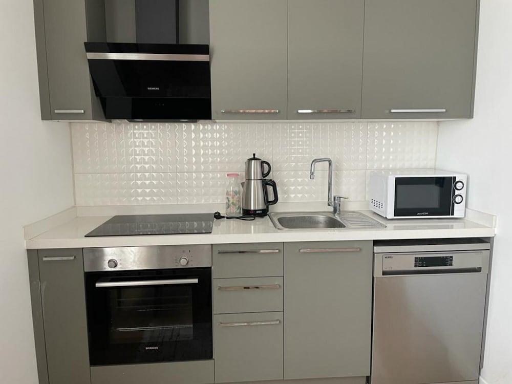 Business-friendly Flat With Central Location in Fikirtepe - Room