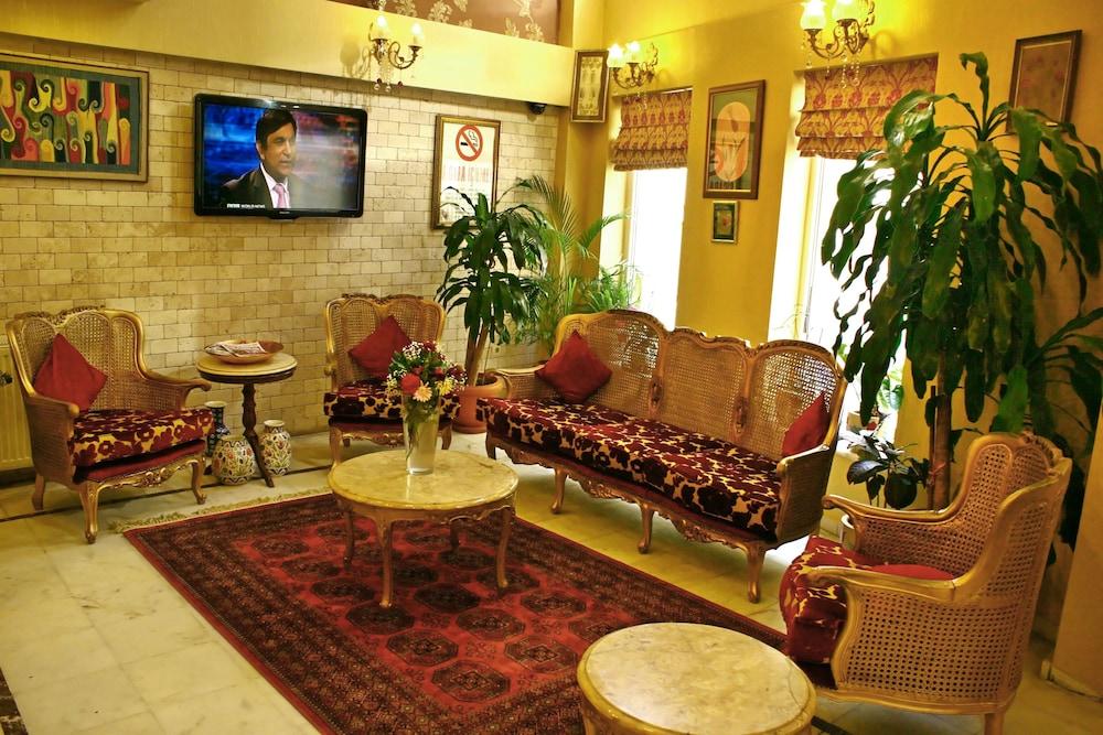Divas Hotel - Lobby Sitting Area