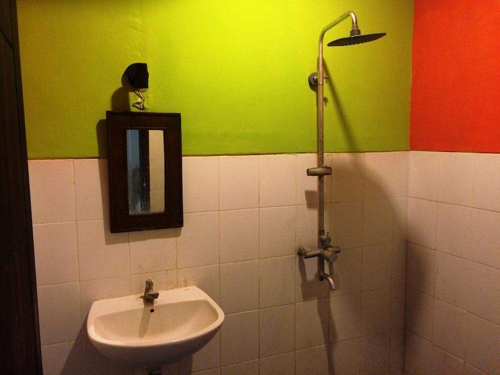 Grand Bimasena Hostel - Bathroom