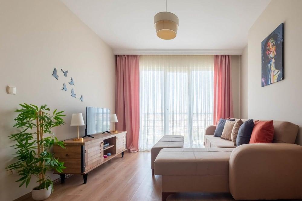 Stylish Studio Flat With City View in Atasehir - Featured Image