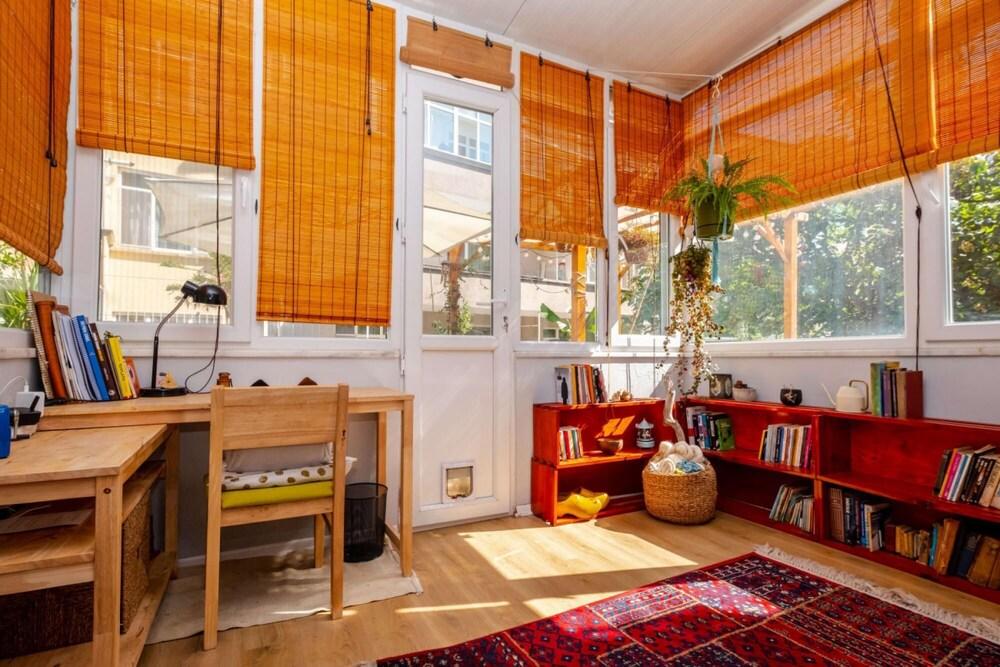 Eclectic Flat Near Metro With Terrace in Kadikoy - Room