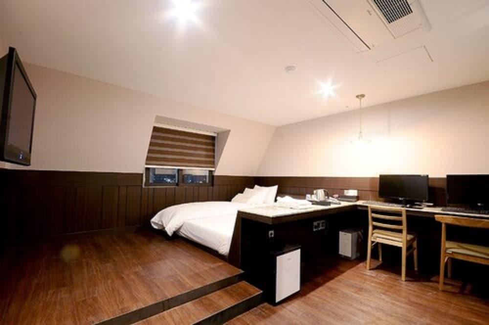 Queens Hotel Seomyeon Busan - Room