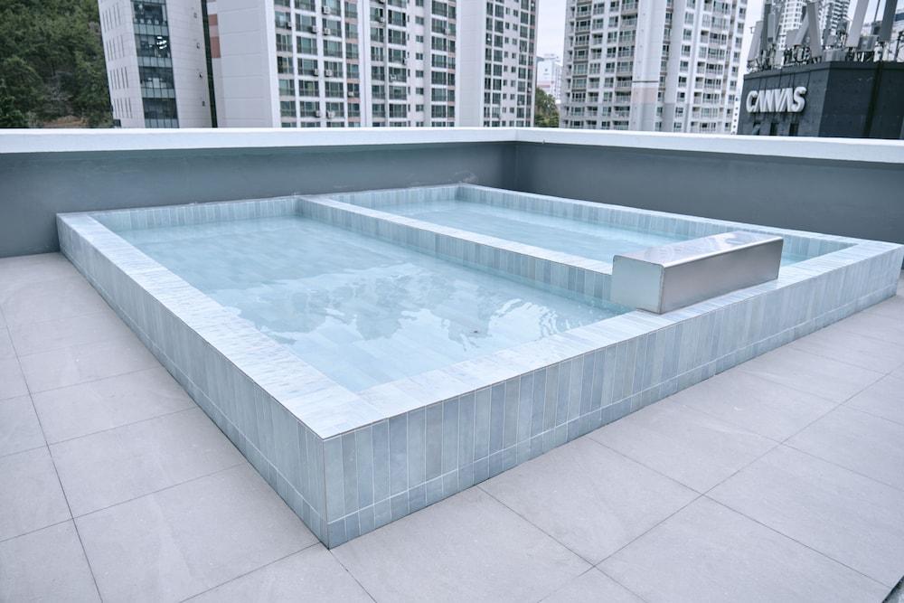 Canvas Hostel - Rooftop Pool