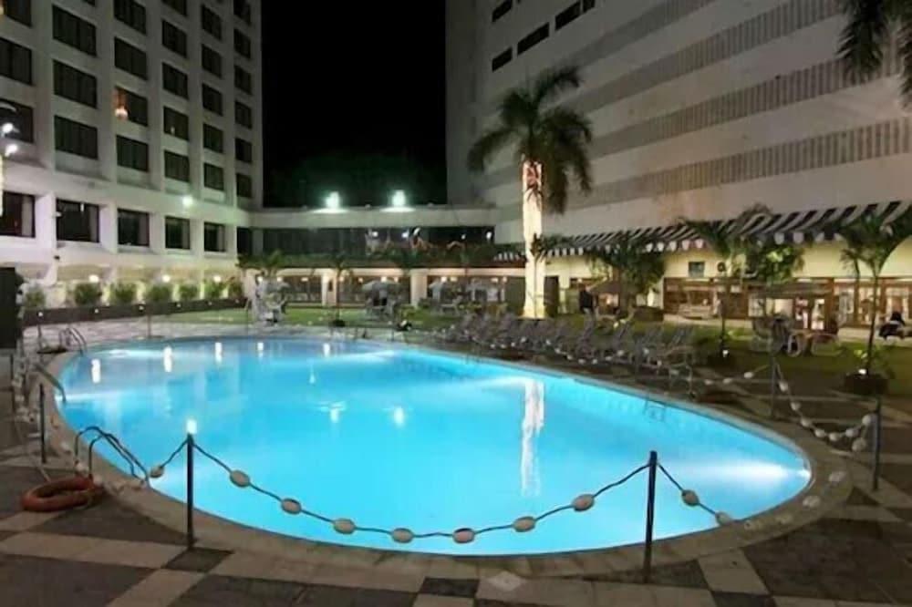 Regent Plaza Hotel & Convention Centre - Pool