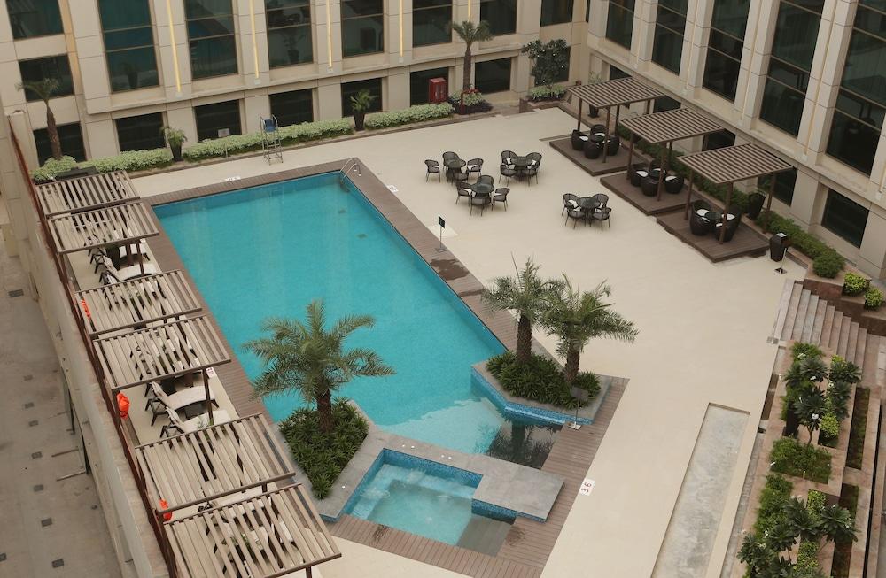 Pride Plaza Hotel Aerocity New Delhi - Outdoor Pool