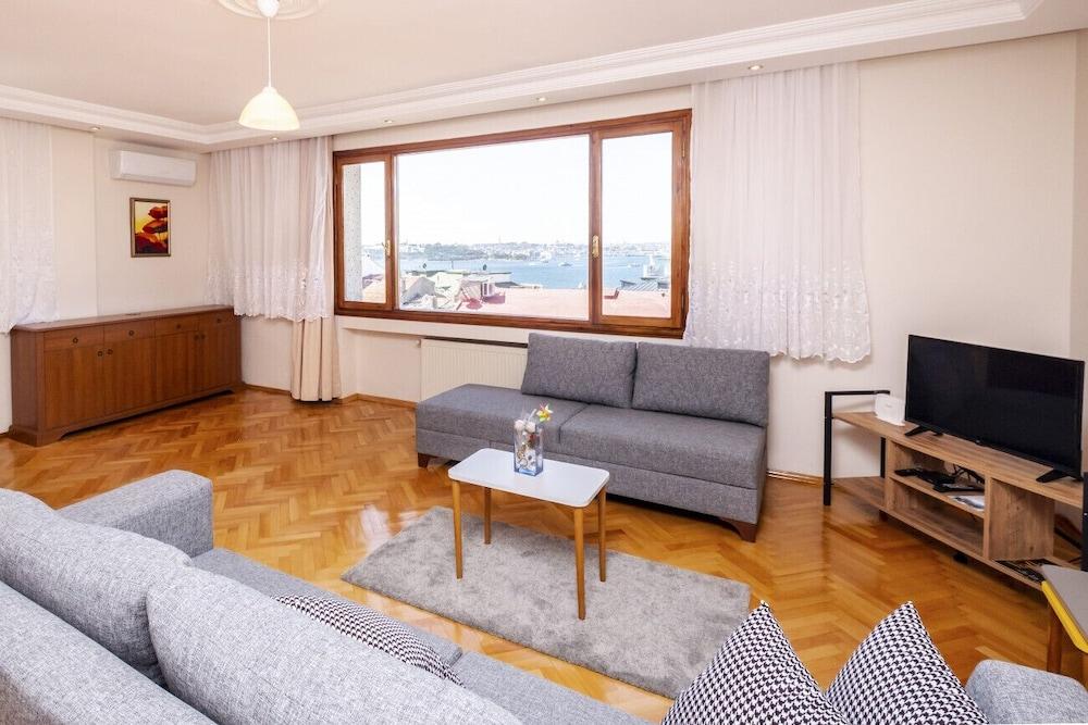 Duplex Flat With Bosphorus View in Uskudar - Featured Image