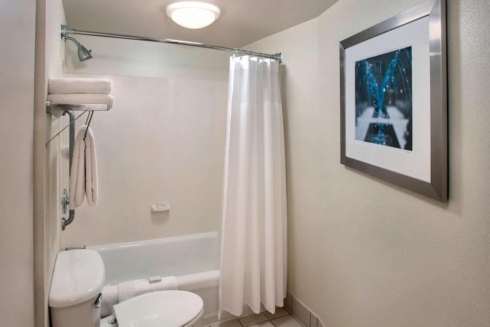 SpringHill Suites Philadelphia Willow Grove - Bathroom