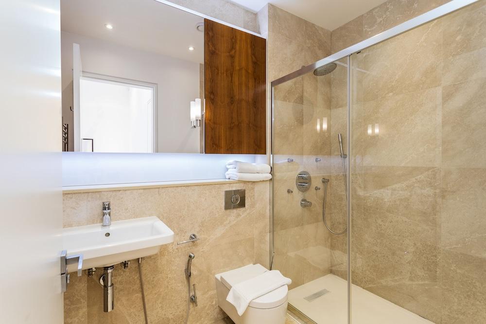London Kensington Apartment - Bathroom