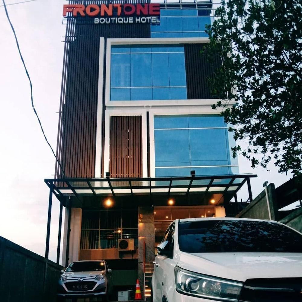 Front One Boutique Tugu Muda Semarang - Exterior