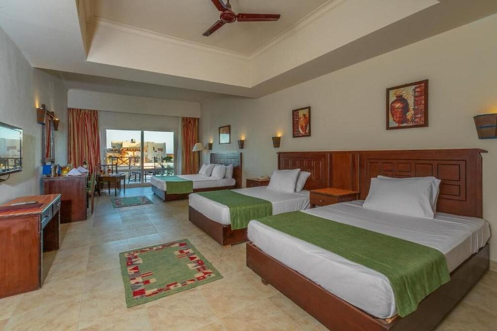 Laguna Beach Marsa Resort - Room