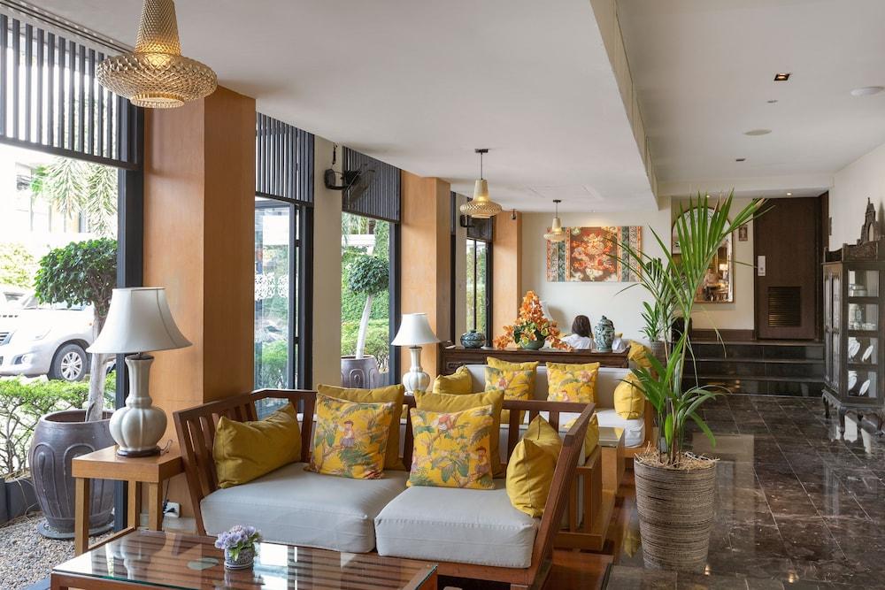 Sawaddi Patong Resort & Spa by Tolani - Lobby Sitting Area