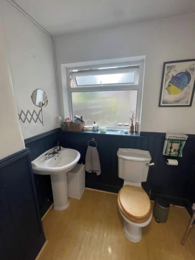 Modern Farmhouse-style 1BD Flat - Wood Green! - Bathroom