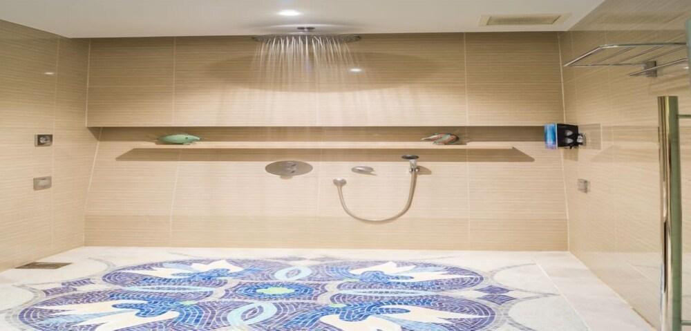 Ambassador Transit Lounge Singapore T3 - Bathroom Shower