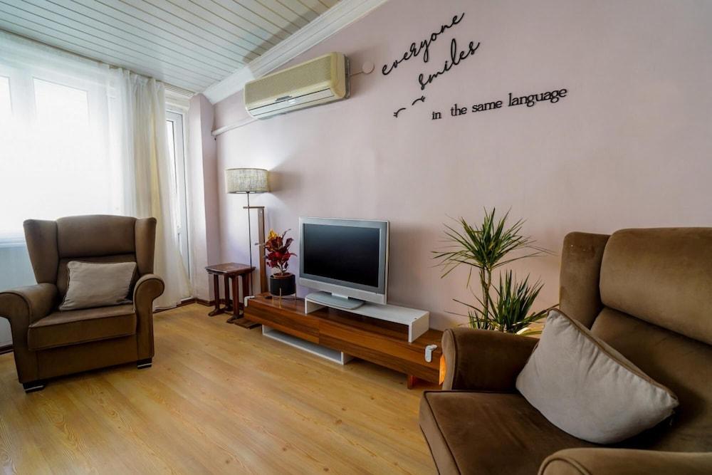 Serene and Central Flat With Balcony in Muratpasa - Room