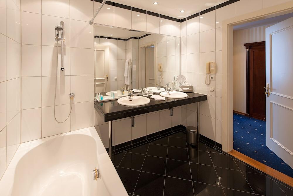Ambassador Hotel - Bathroom