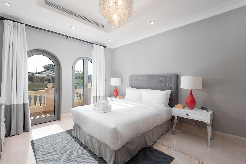 Maison Privee - Palm Jumeirah Beach Front XL Villa w/Prvt Pool - Room
