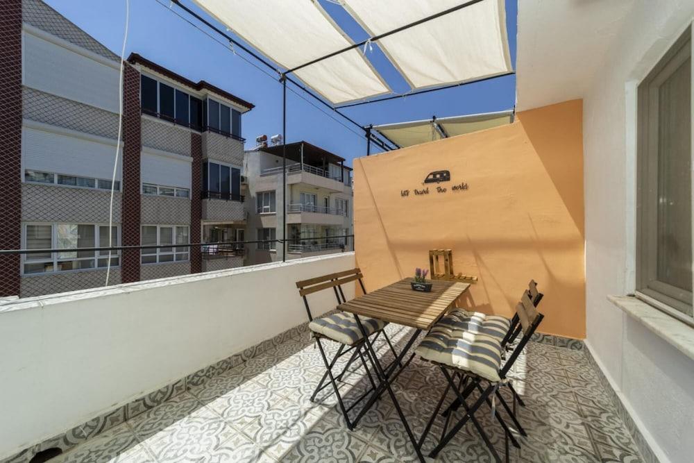 Central Flat With Balcony and Terrace in Muratpasa - Room