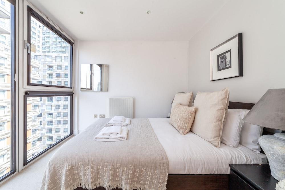 The Canary Wharf Apartments - Room
