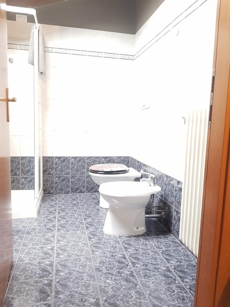 Leonardo Da Vinci Apartment - Bathroom