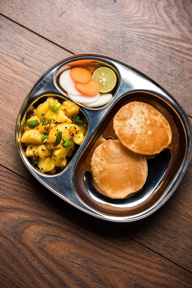 Goroomgo Luxuries Stay Lake Town Kolkata - Breakfast Meal