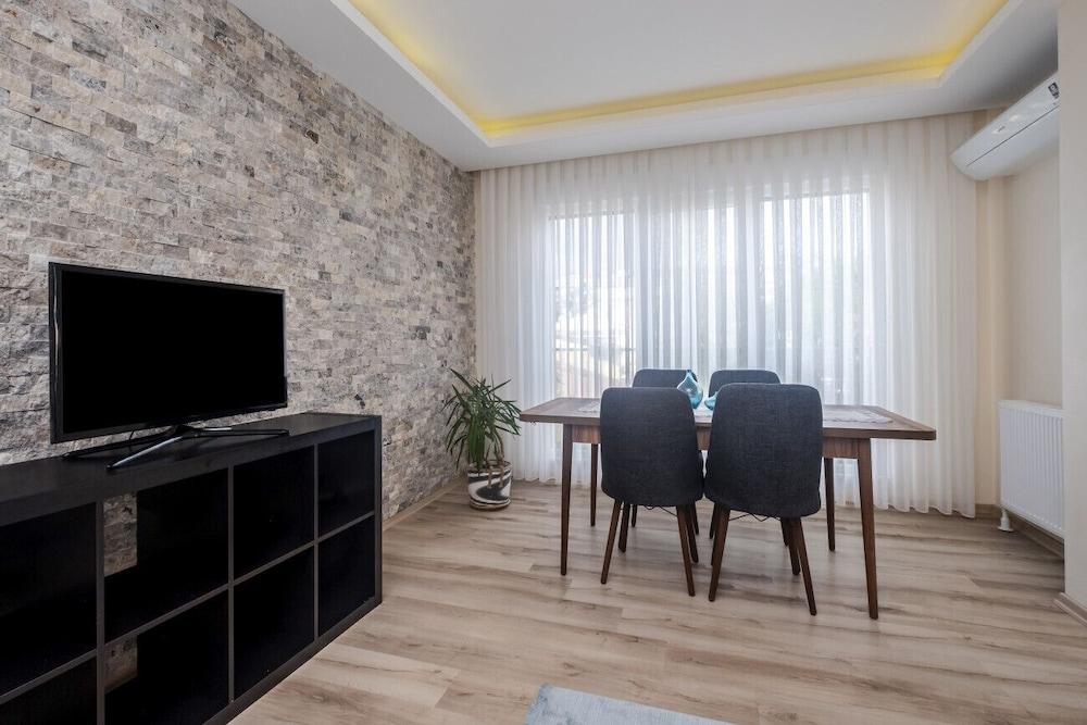 Modern and Central Flat With Balcony in Maltepe - Room