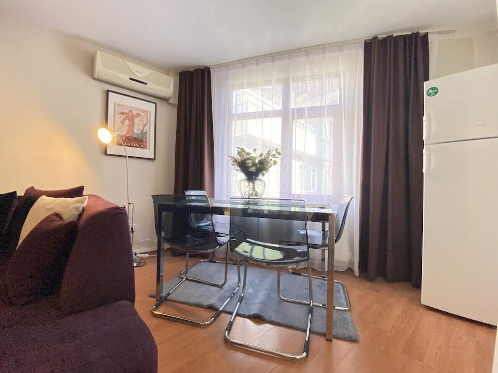 Central Flat With Balcony and Terrace in Sisli - Room