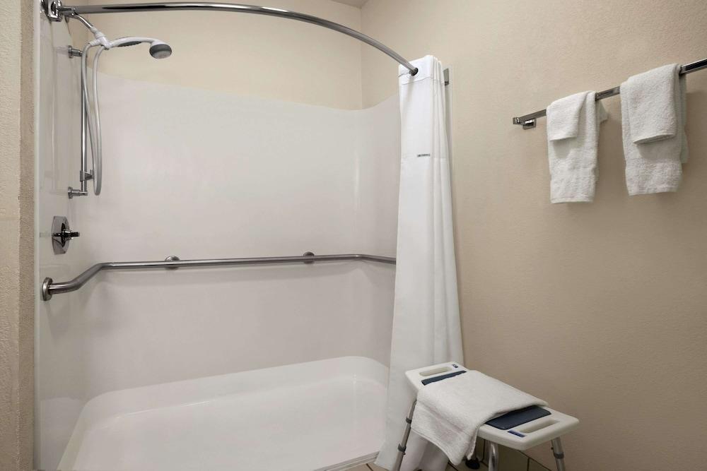 Days Inn & Suites by Wyndham Romeoville - Bathroom