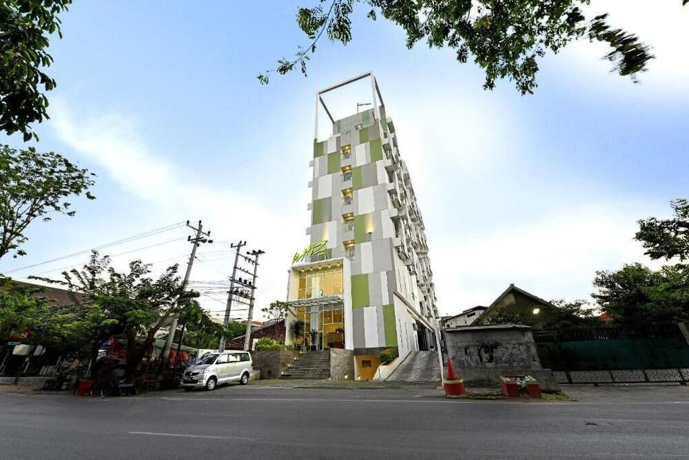 Whiz Hotel Pemuda Semarang - Exterior