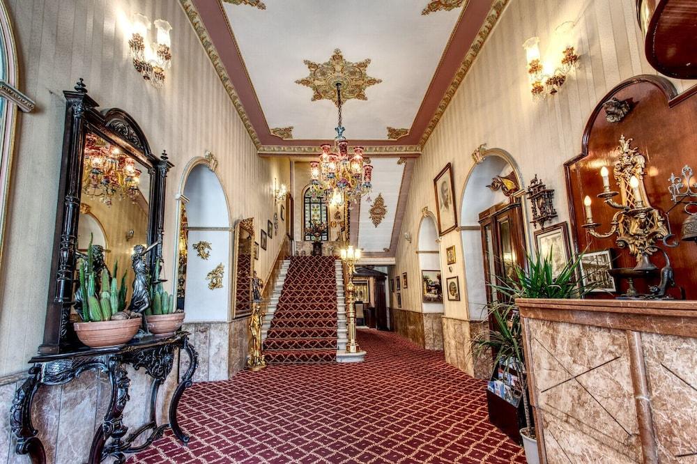 Grand Hotel de Londres - Interior Entrance