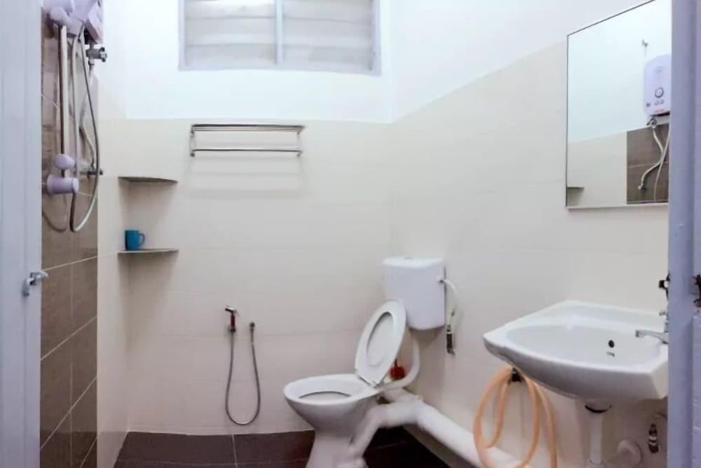 جاردن تيراس - لانكاوي، مكونة من 5 غرف و8 أسرة و3 حمامات - Bathroom